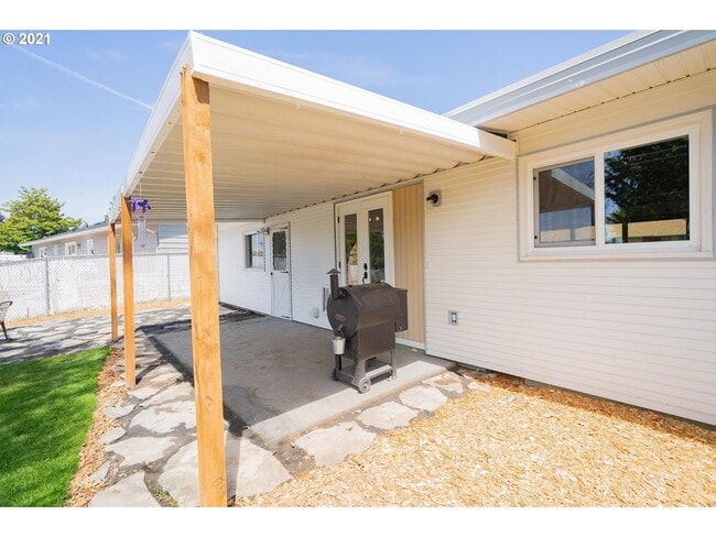 Building Photo - Gorgeous 3 Bedroom Remodel in Highly Desir...