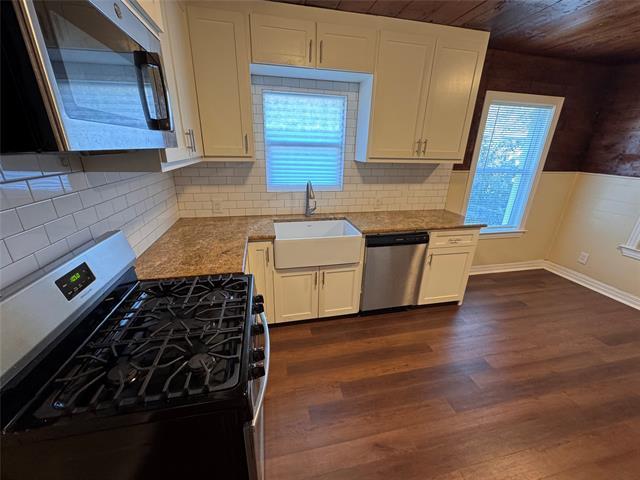 Building Photo - 2547 Sharon St