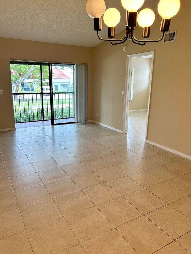 Building Photo - 6649 Somerset Dr