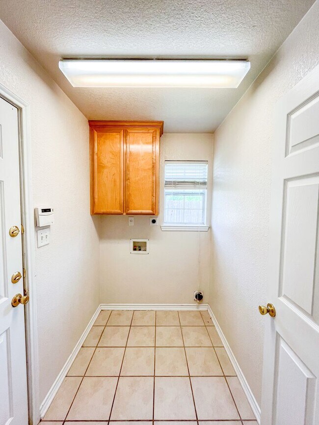 Building Photo - Available NOW!!!! This charming 1 story, 3...