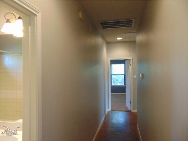 Building Photo - 160 Loving Trail