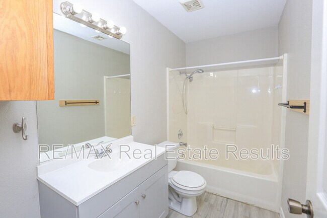 Building Photo - 205 White Oak Dr NE