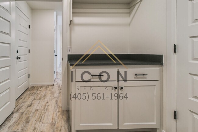 Building Photo - 8429 Stonewood Dr