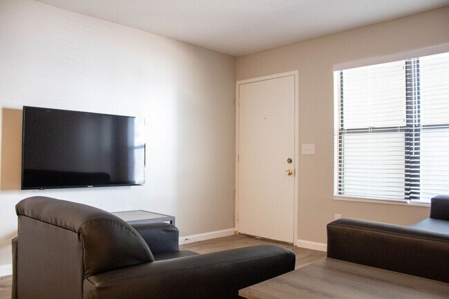 Interior Photo - 903-909 S Locust St