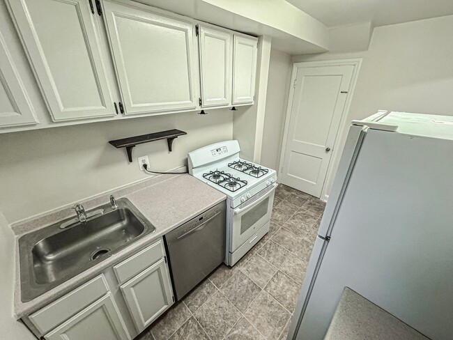 Building Photo - Beautiful 3 Bed 1 Bath End Row Brick Townhouse With Fenced In Yard In River Terrace