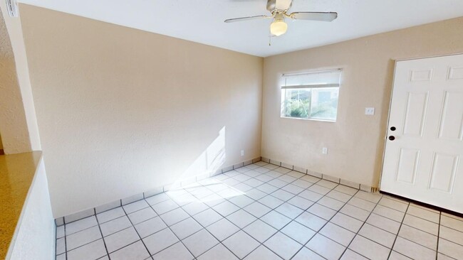 Building Photo - Centrally located 1 Bedroom Santa Fe apart...