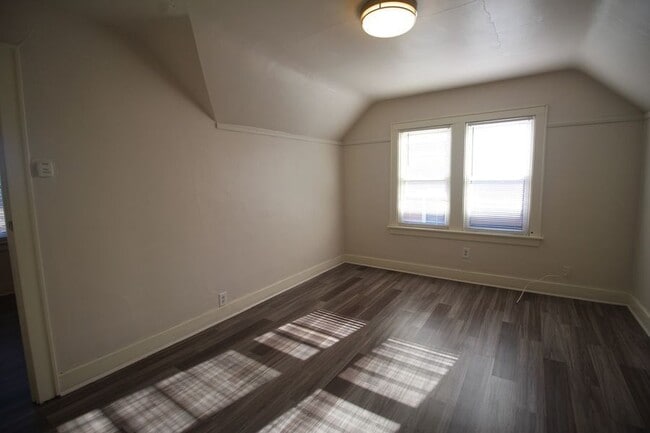 Building Photo - 1523 S 70th St