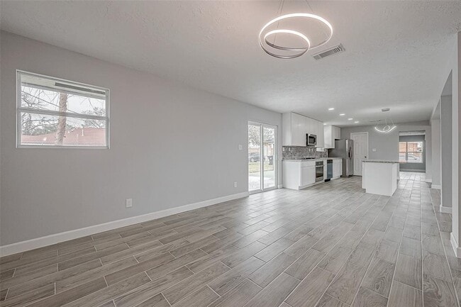 Building Photo - 300 Lane Dr