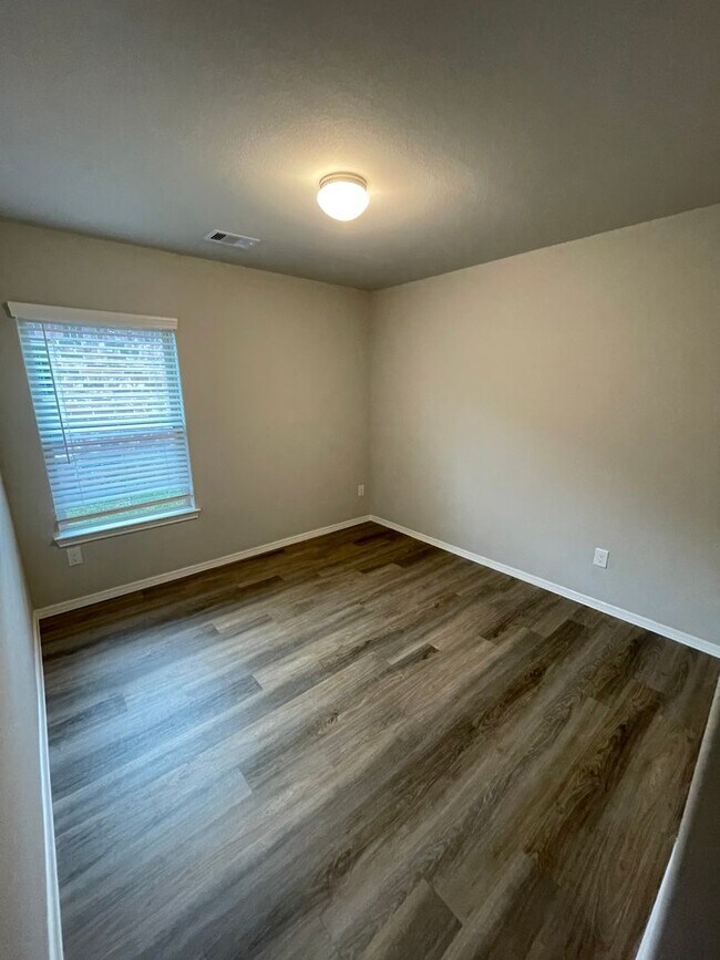 Building Photo - 731 Long Cedar Dr