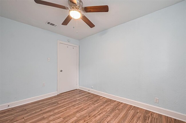 Building Photo - 2226 Rainbow Dr