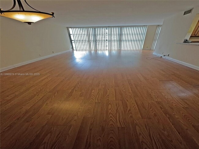 Building Photo - 400 Leslie Dr