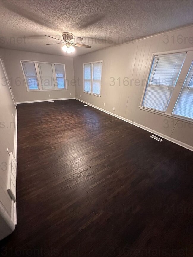 Building Photo - $1050 - 3 bedroom / 1 bathroom - Single Fa...