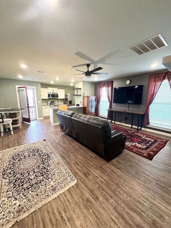 Building Photo - 2 Bed 2 Bath House Furnished!