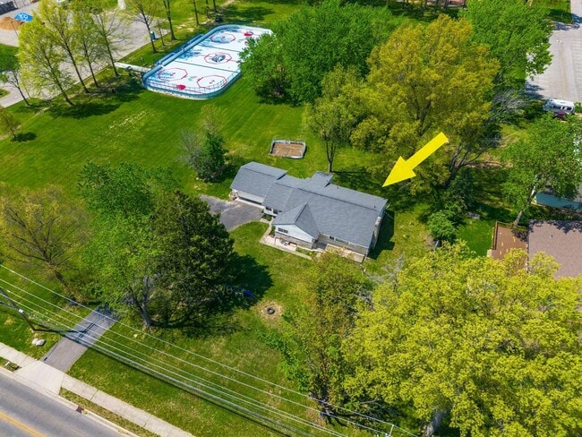 Building Photo - 711 Country Club Rd