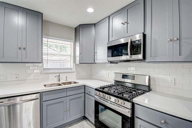Building Photo - 1104 W Tri Oaks Ln