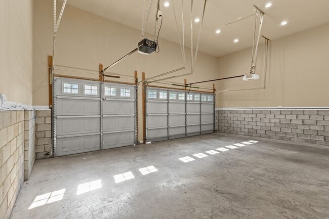 Building Photo - 2019 Overhill Dr