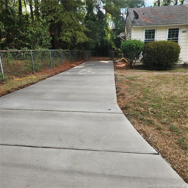 Building Photo - 1201 Thelbert Dr