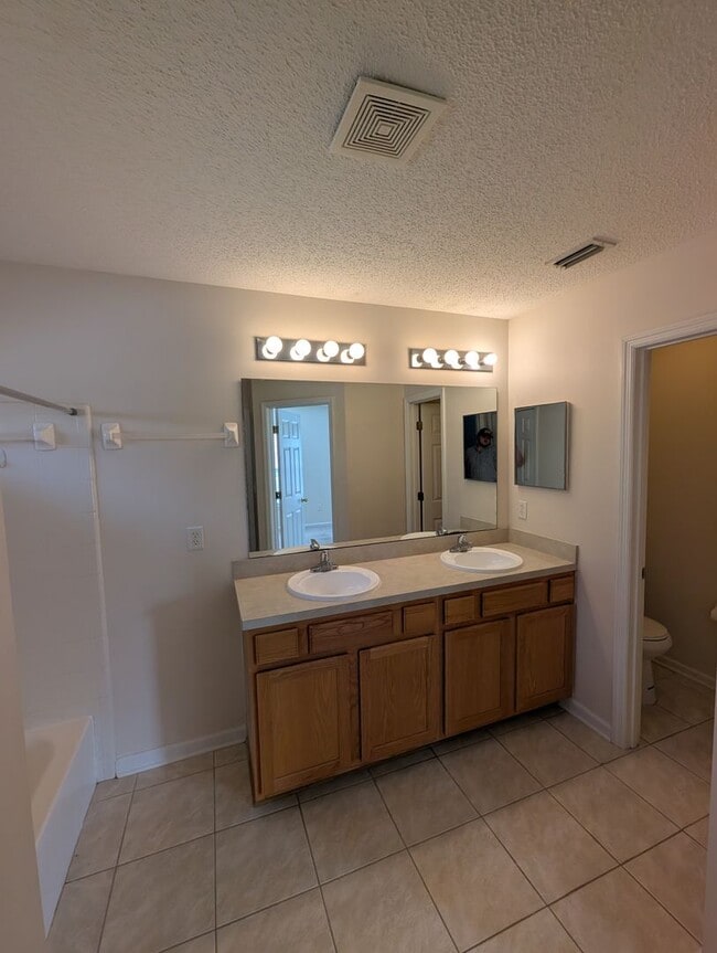 Building Photo - Great 4 Bedroom 2 Bath home in Heritage Park