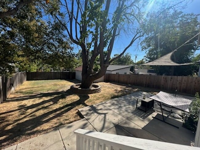Building Photo - Darling Old Roseville Home - Dog Friendly!