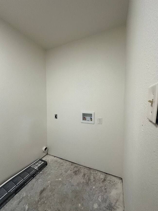 Building Photo - $1500 move-in special
