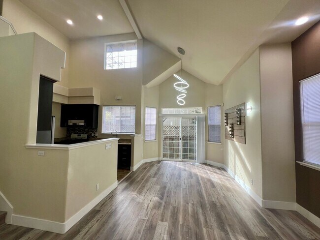 Building Photo - Come check out this lovely 3 bedroom 3 bath home Conveniently located near the Marlow Shopping ce...