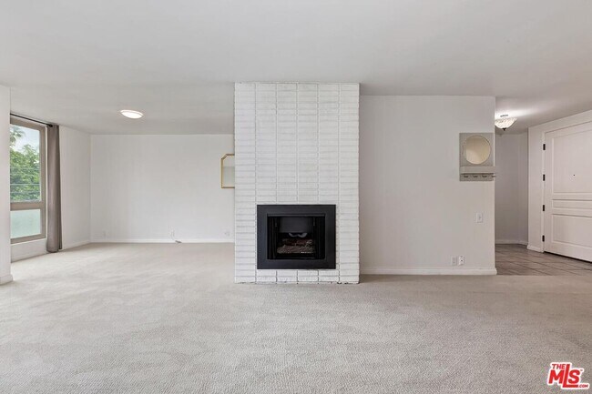 Building Photo - 809 S Bundy Dr