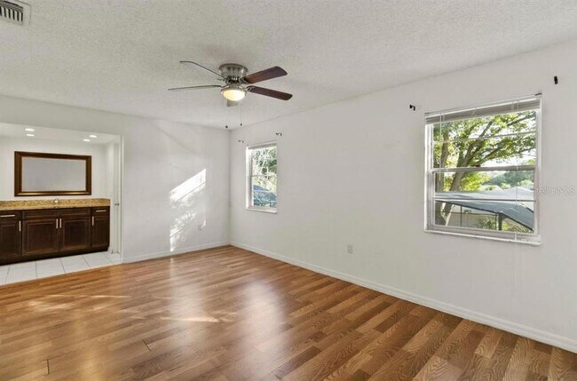 Building Photo - 8413 Shady Glen Dr
