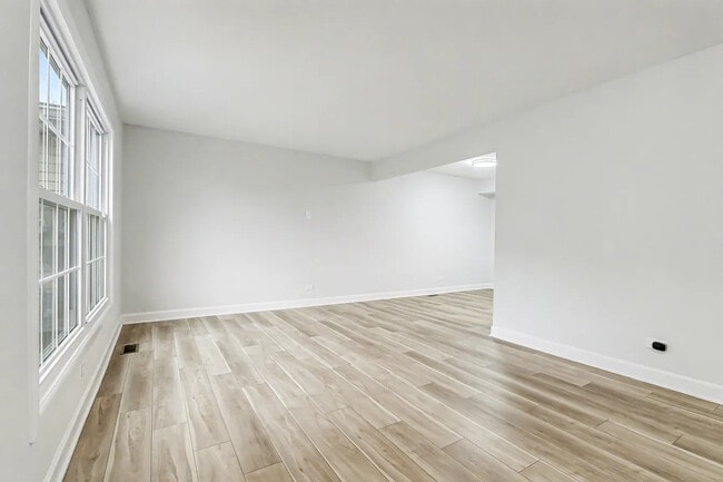 Building Photo - 8 Wildwood Ln