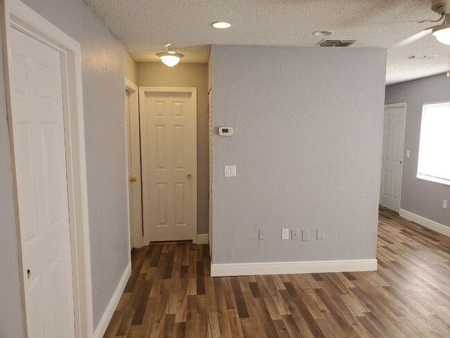 Building Photo - 3/2 Duplex in Bradenton