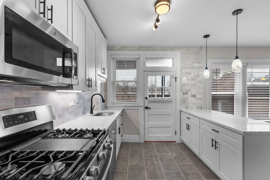 Building Photo - 6340 Northwood Ave