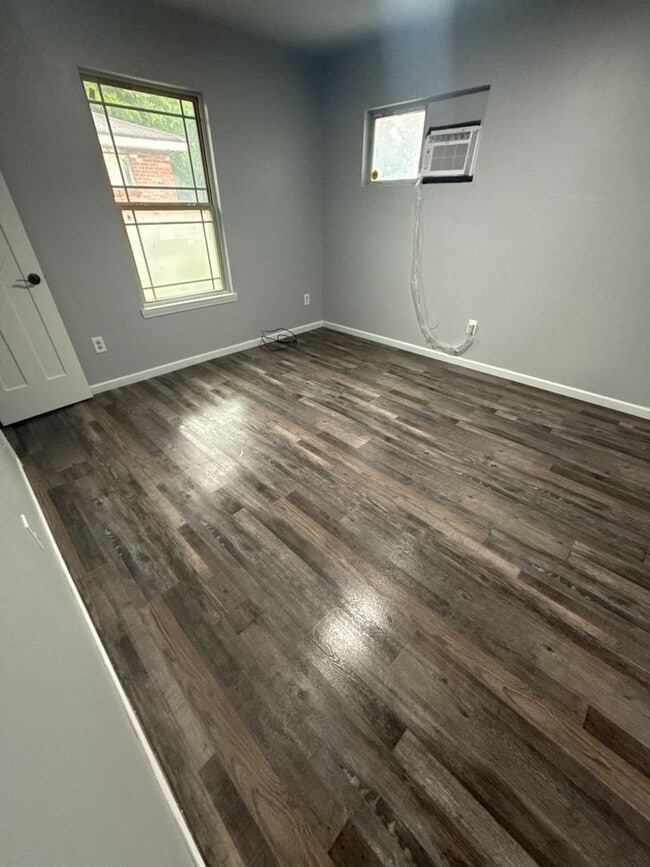 Building Photo - 2 Bedroom 1 Bathroom! Recently Remodeled! ...