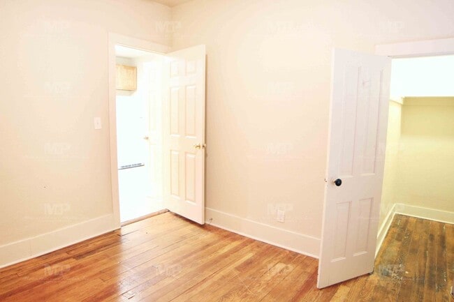 Building Photo - 326 W Laurel St