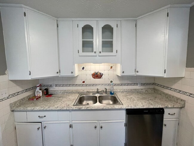 Building Photo - Huge home with bonus room and fenced in ba...