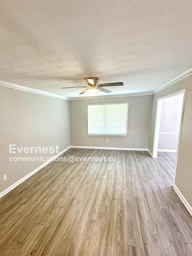 Building Photo - 549 Greenview Ave SE