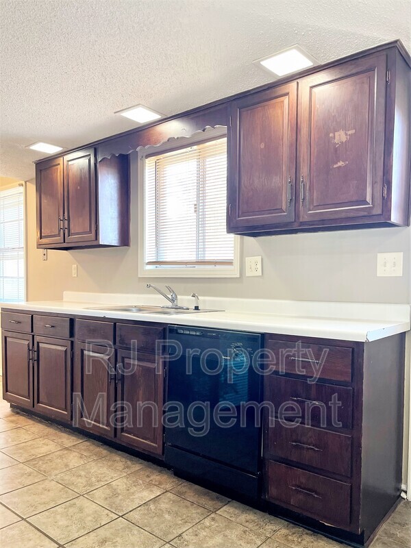 Building Photo - 3235 Foxgate Dr