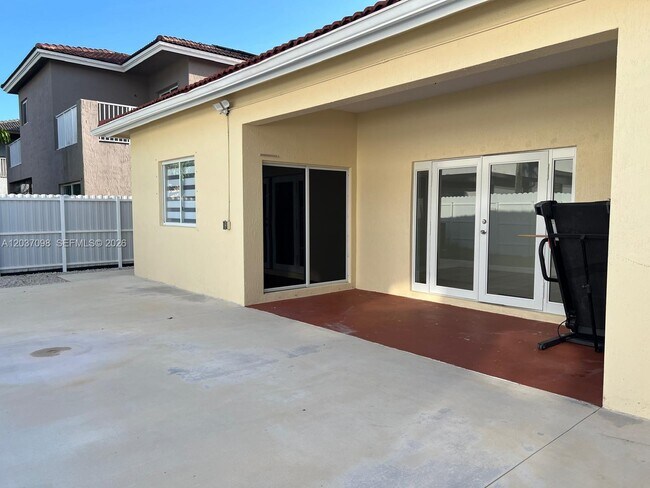 Building Photo - 6101 SW 159th Ct