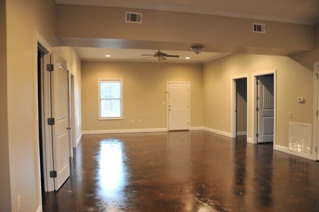 Building Photo - 1420 Cloverdale Rd