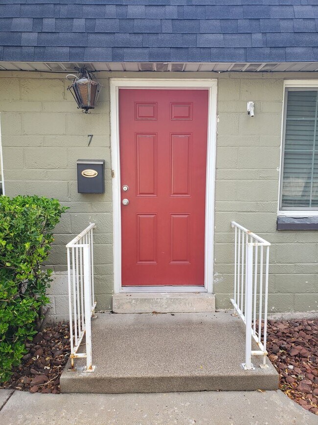 Building Photo - 1 Bed 1 Bath Main Level (no neighbors above or below) Apartment within Walking Distance to Whole ...