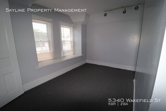 Building Photo - Beautiful Updated 5 Bedroom House