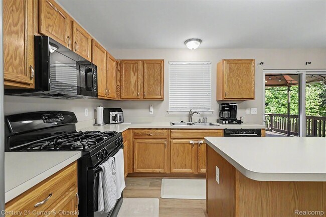 Building Photo - 7055 Oakridge Dr