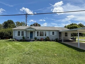 Building Photo - Charming 1950s 3 bed /2 bath Bungalow on S...
