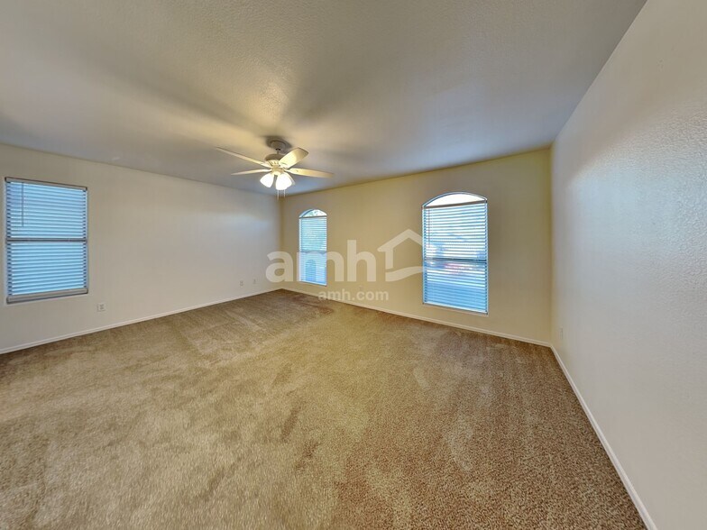 Building Photo - 9325 E Oro Ave