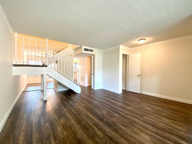 Building Photo - 3 bedroom w/ attached Garage!