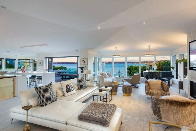 Building Photo - Leschi Waterfront Home