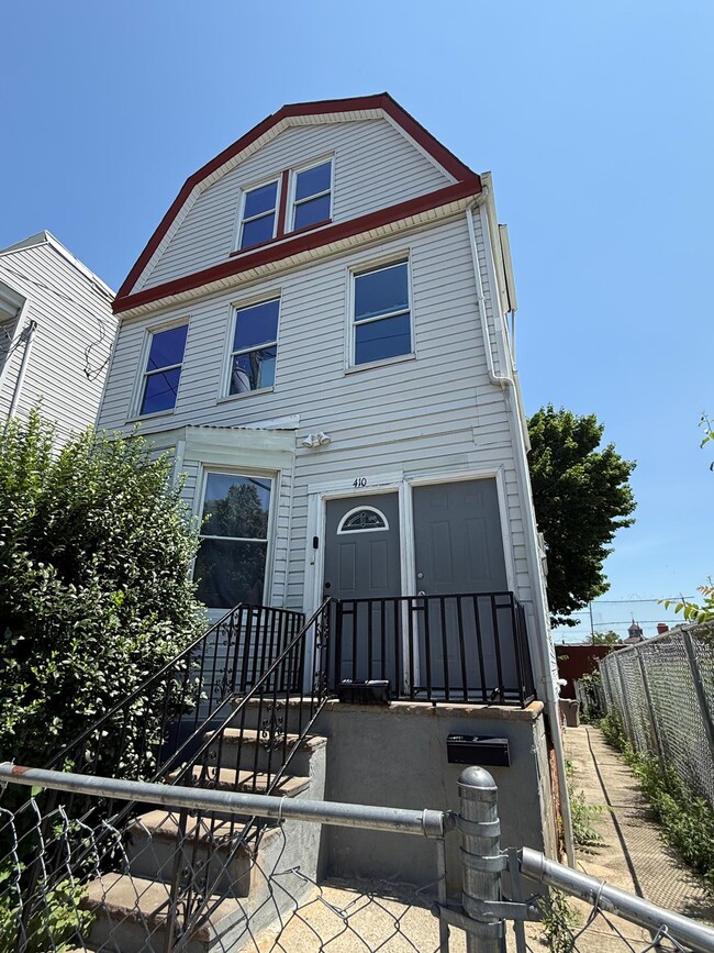 Building Photo - 410 Chadwick Ave