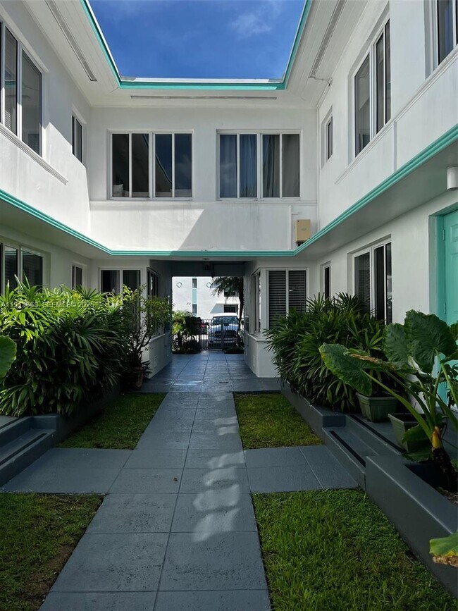 Building Photo - 1990 Bay Dr