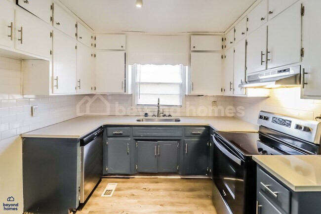 Building Photo - This 3 bedroom / 1 full bath and 1,284 sq feet House will Blow Your Mind!