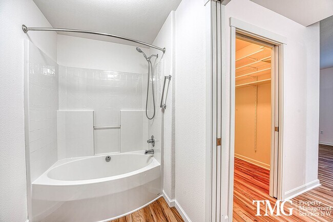 Building Photo - Cute Condo w/ 2 Beds 2 Baths and Patio in Beaverton!