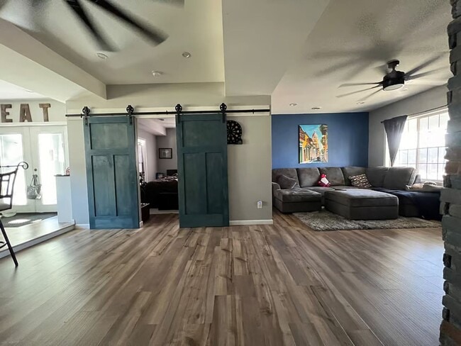 Building Photo - COMING SOON - Modern & Completely Renovate...