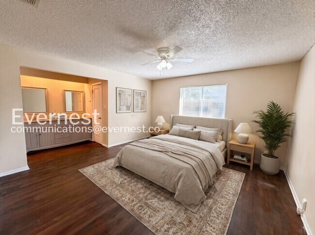 Building Photo - 3 Bed, 2 Bath Home with Fenced Yard & Garage / Pet-Friendly / Available Now!